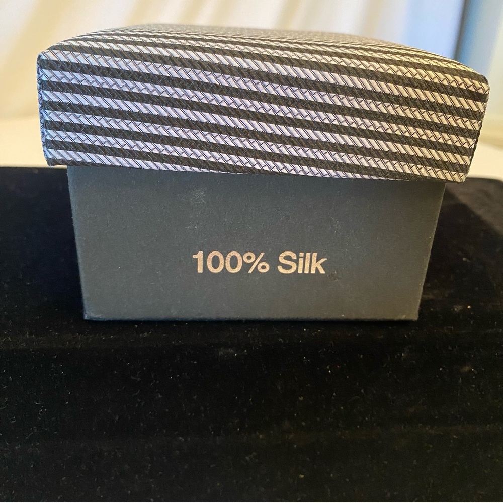 NWT Sam Well International 100% silk 4piece set Tie/clip/cufflinks/pocket square